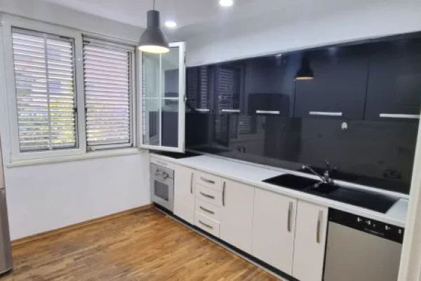 Jepet apartament 2+1 me qira tek Stadiumi Dinamo , prane Postes nr 8 , Sheshi Willson , Ish Blloku .