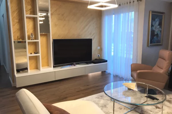 Jepet apartament 2+1+2+Post Parkimi me qira tek Liqeni i Thate .
