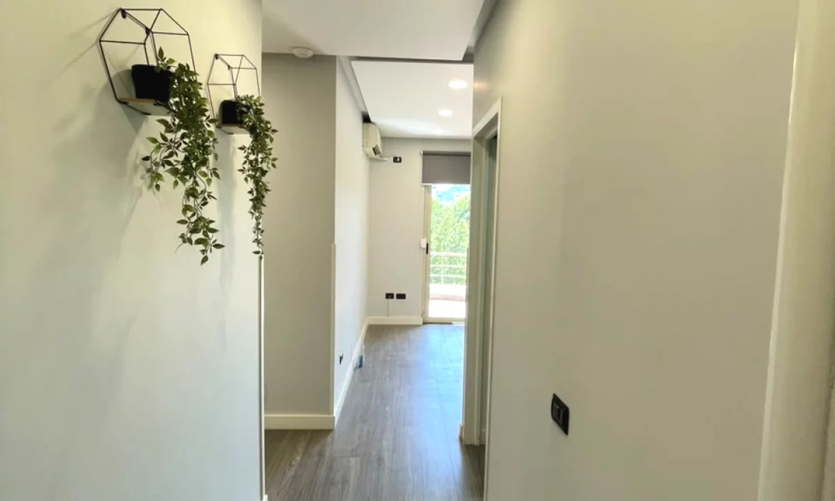 Jepet apartament 2+1+2+Kuzhine e Vecuar+2 ballkone me qira per zyra tek Qendra Metropol , Rruga Mysl