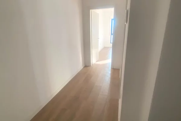 Shitet apartament 2+1+2 tek Komuna e Parisit , prane Mamicare Albania , Stadiumi Dinamo , Vasil Shan