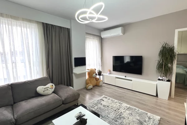 SHITET APARTAMENT 1+1 Rruga Siri Kodra, te Pallati Siri , Ish Stacioni i Trenit , Bulevardi i Ri .