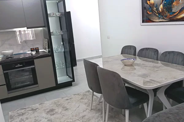 Jepet me qera apartament 3+1 tek Rruga 5 Maji Shkolla Ardian Klosi