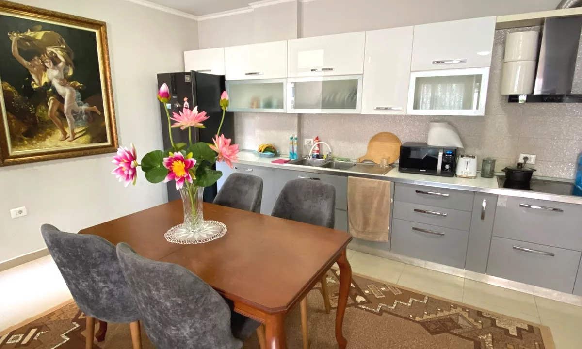 Shtepi ne shitje Apartament ne Tirane, 2+1, Mobilimi E mobiluar, Pagesa 169,000  Euro.