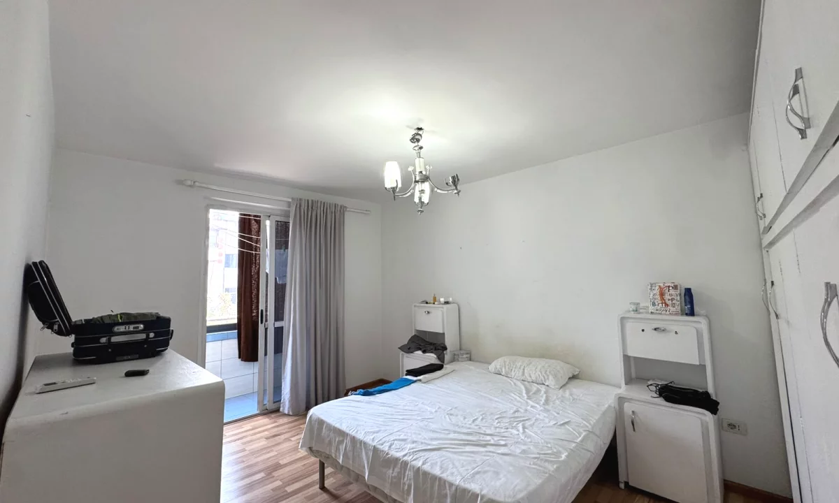 Shtepi ne shitje Apartament ne Tirane, 2+1, Mobilimi Pjeserisht e mobiluar, Pagesa 133,000  Euro.