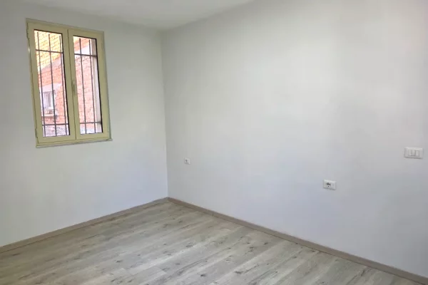Shtepi me qera 7+1 ne Tirane - 1,500 Euro