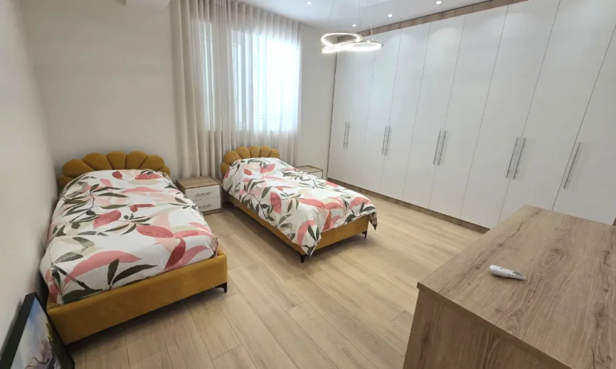 Shtepi me qera Shtepi Private ne Tirane, 5+1, Mobilimi E mobiluar, Pagesa 1,200  Euro.