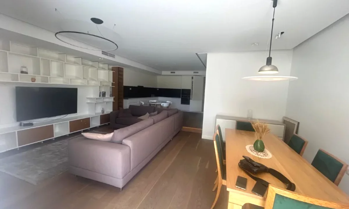 Shtepi ne shitje Vila Luksoze ne Tirane, 4+1, Mobilimi E mobiluar, Pagesa 600,000  Euro.