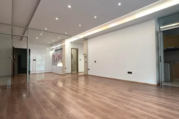 Ambient biznesi me qera 3+1 ne Tirane - 1,000 Euro