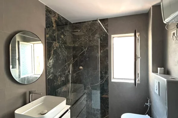 Jepet me qera apartament 1+1 tek Xhamia e Tabakeve , Shkolla e Baletit , Rruga e Elbasanit .