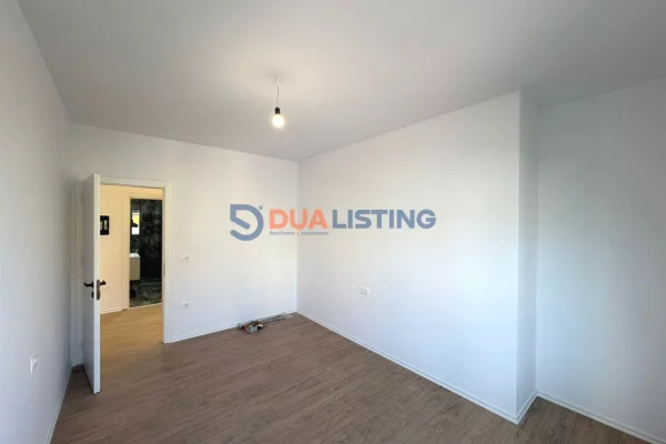 Shitet apartament 2+1+2 tualete tek Kodra e Priftit , buze Unazes se madhe , Kinostudio , Porcelan ,