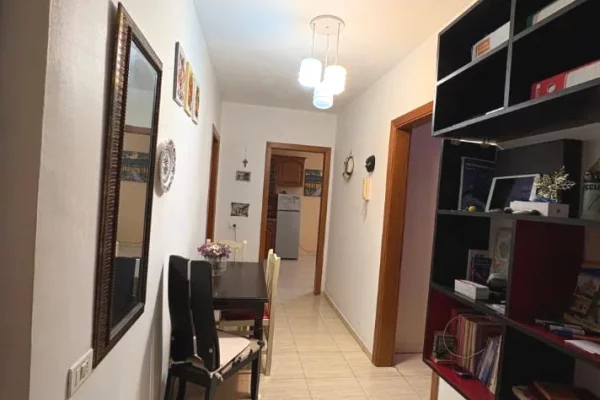 Jepet apartament 1+1 me qira tek Rruga e Bogdaneve , prane Spar Market , Rruga e Kavajes .