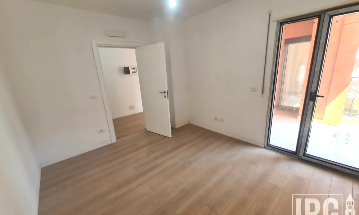 Shtepi ne shitje Apartament ne Tirane, 2+1, Mobilimi Bosh, pa mobiluar, Pagesa 249,000  Euro.