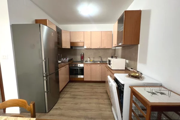 Jepet apartament 2+1+2+Post Parkimi me qira tek Komuna e Parisit , prane Kompleksit Kika .