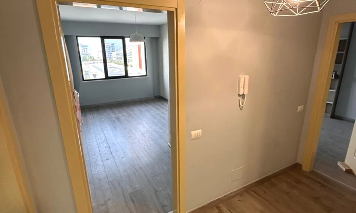 Shtepi ne shitje Apartament ne Tirane, 2+1, Mobilimi Pjeserisht e mobiluar, Pagesa 165,000  Euro.