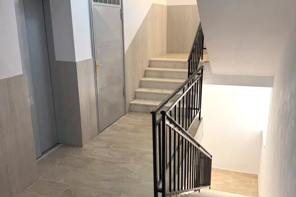 Shitet apartament 1+1 ne Astir , prane Kompleksit Fratari , Yzberisht , Kashar .