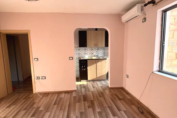 Shitet apartament 1+1 tek Gjimnazi Besnik Sykja , Vasil Shanto , Pallati me Shigjeta .