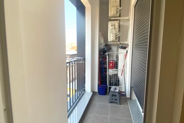 Jepet apartament 1+1 me qira tek Rruga 5 Maji , prane Concord Center .