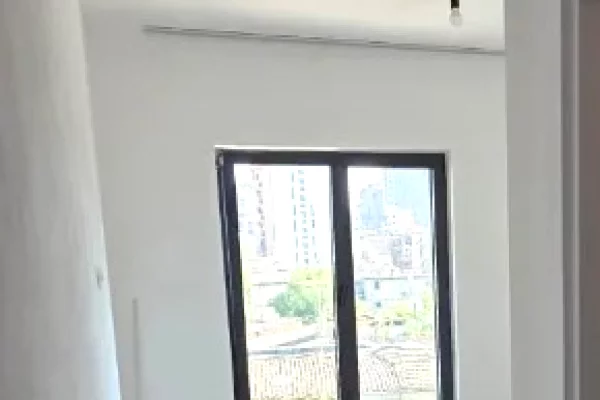 Ambient biznesi me qera 3+1 ne Tirane - 1,200 Euro