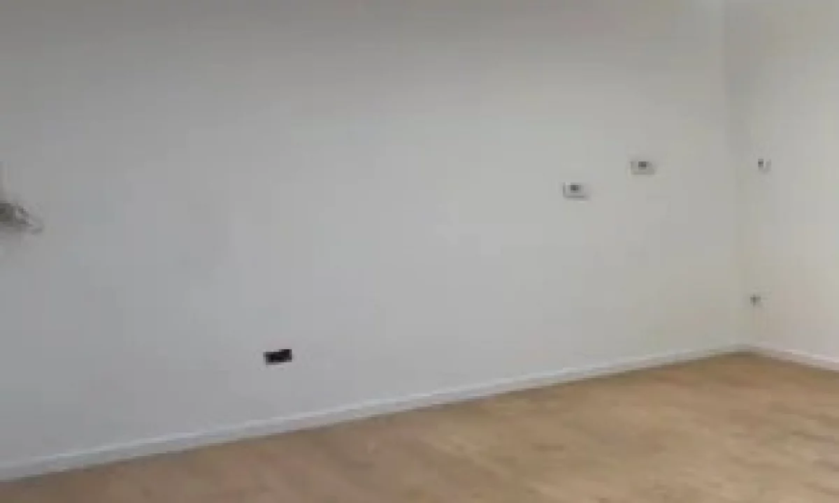 Casa in vendita Appartamento a Tirana, 2+1, Ambiente Vuoto, Pagamento 270,000  Euro.