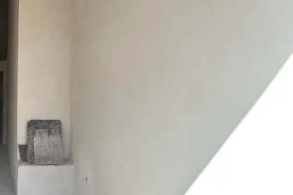 Jepet ambient biznesi me qira tek Galeria Roma , Rruga e Kavajes .