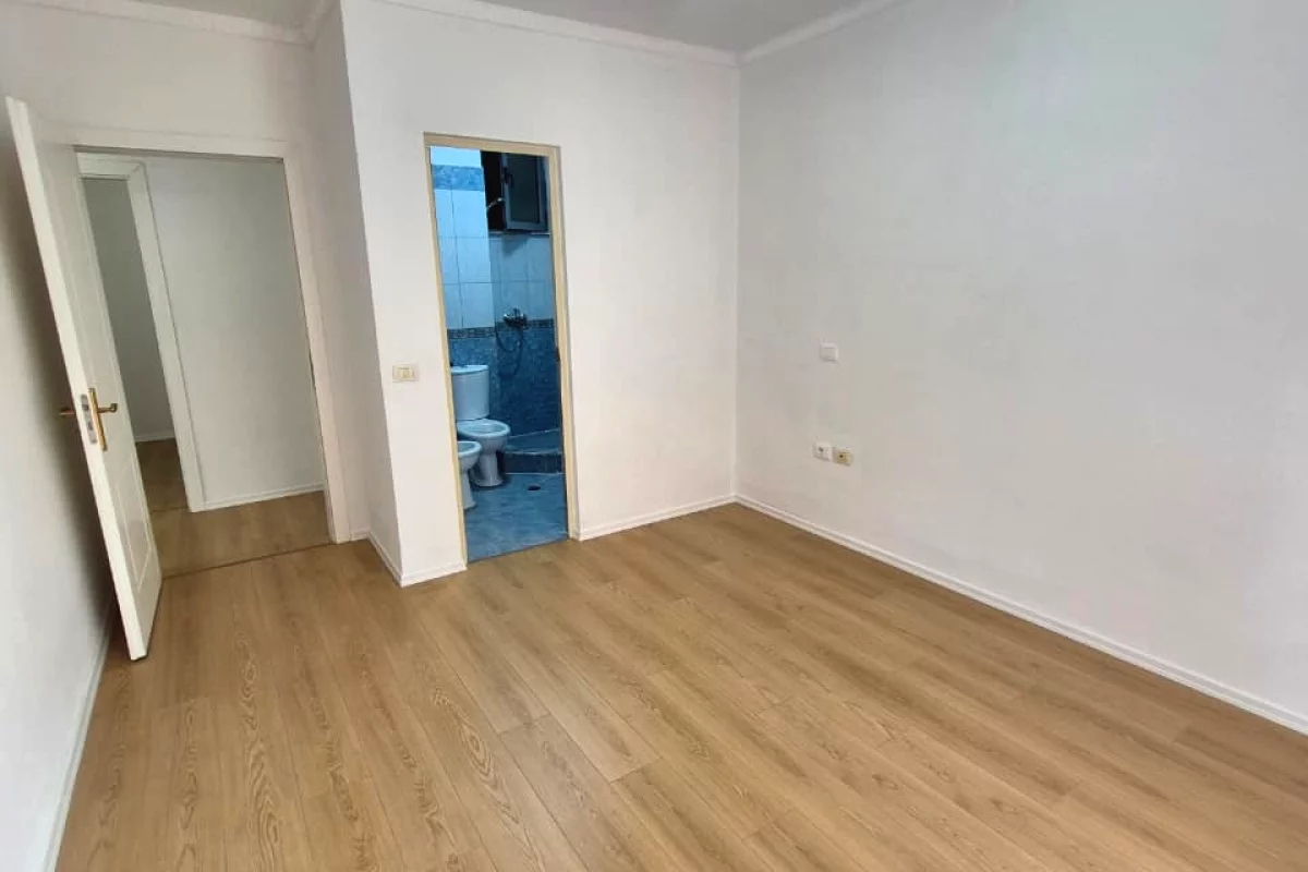 Shtepi ne shitje Apartament ne Tirane, 2+1, Mobilimi Bosh, pa mobiluar, Pagesa 118,000  Euro.