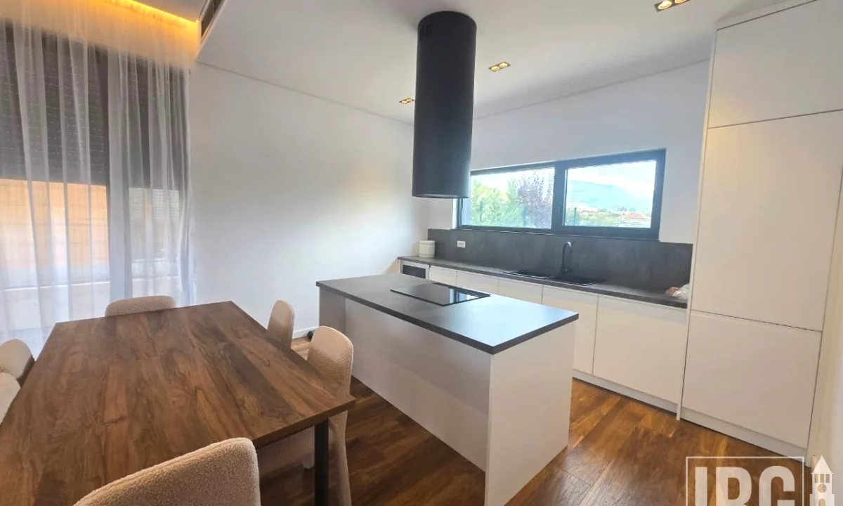 Shtepi me qera Vila Luksoze ne Tirane, 4+1, Mobilimi E mobiluar, Pagesa 3,400  Euro.