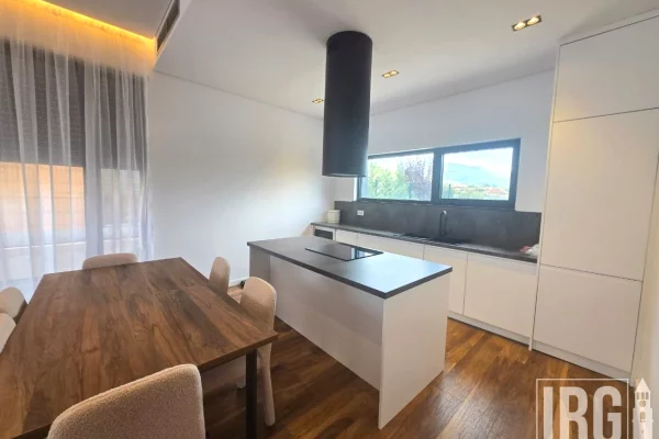 Shtepi me qera 4+1 ne Tirane - 3,400 Euro