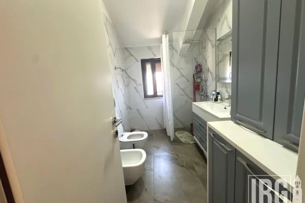 Shtepi me qera 2+1 ne Tirane - 750 Euro