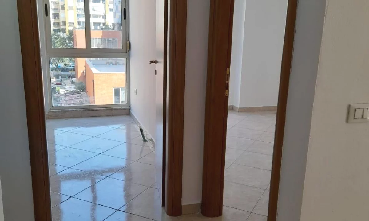 Jepet apartament 2+1 me qira (per zyre apo banim) tek Kompleksi Delijorgji , Rruga e Kavajes .