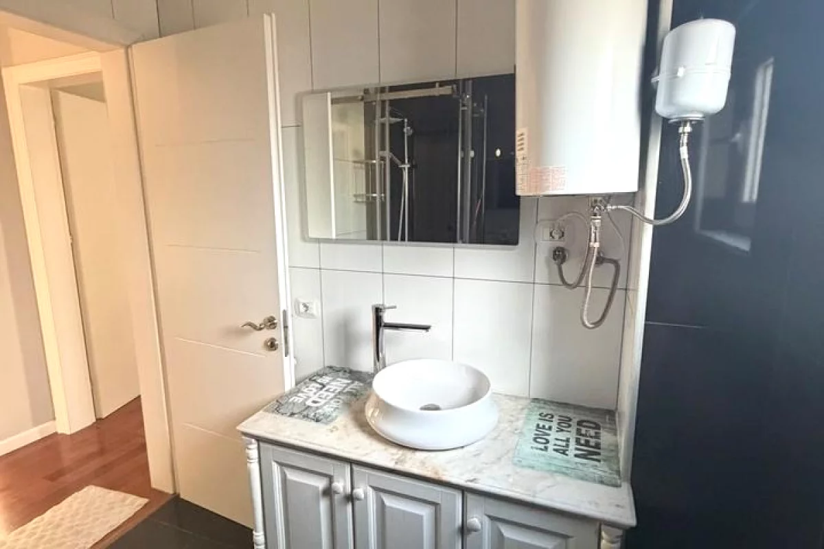 Shtepi me qera Apartament ne Tirane, 2+1, Mobilimi E mobiluar, Pagesa 800  Euro.