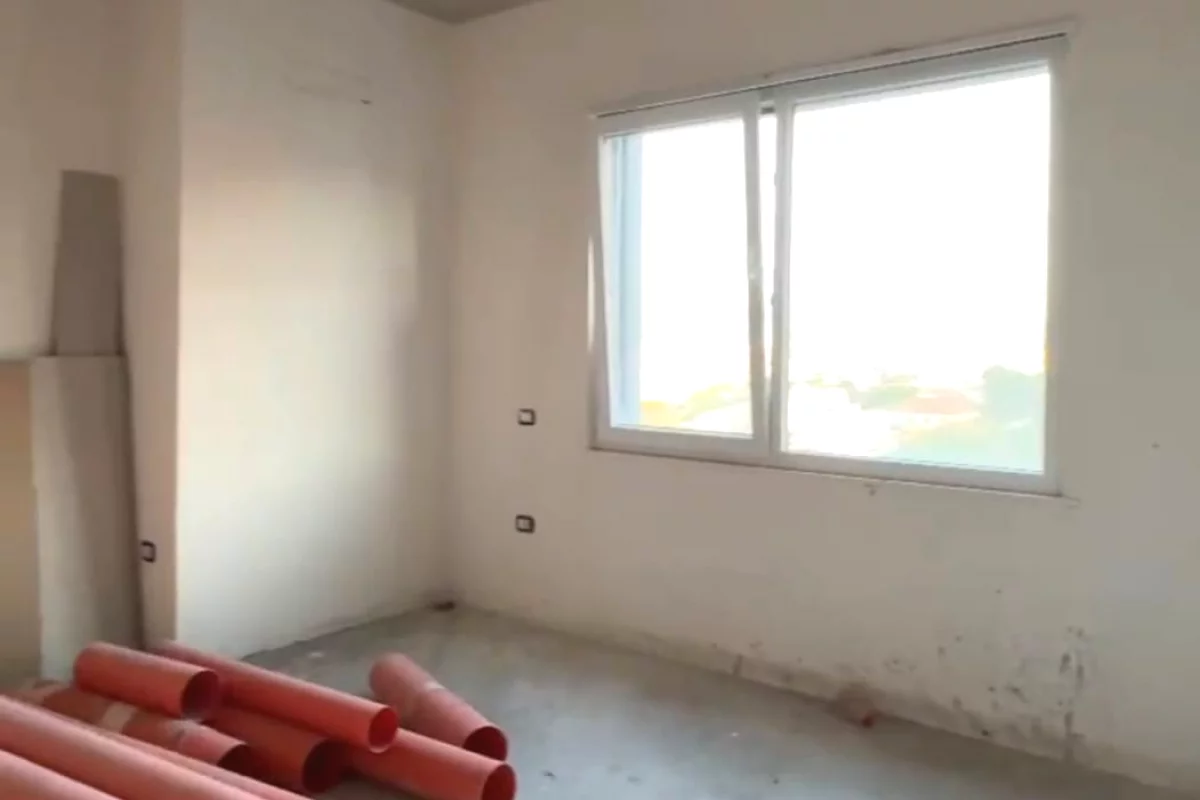 Shtepi ne shitje Apartament ne Tirane, 1+1, Mobilimi Bosh, pa mobiluar, Pagesa 120,000  Euro.