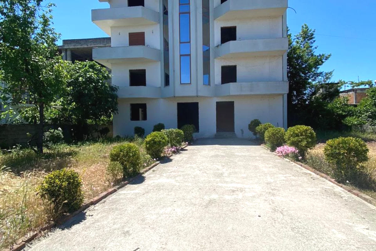 Shtepi ne shitje Vila Luksoze ne Tirane, 5+1, Mobilimi Pjeserisht e mobiluar, Pagesa 500,000  Euro.