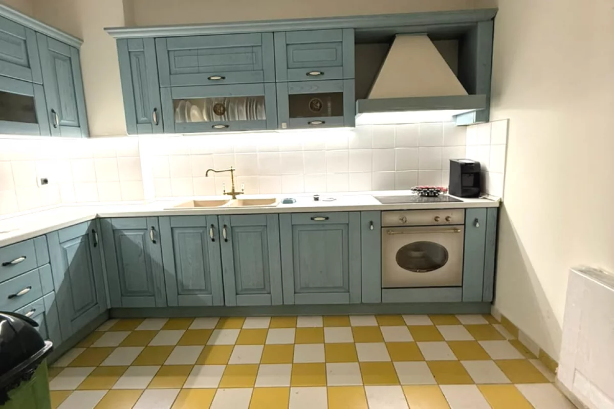 Shitet apartament 2+1+2+Kuzhine e vecuar+Verande per banim apo zyre tek ish Blloku 