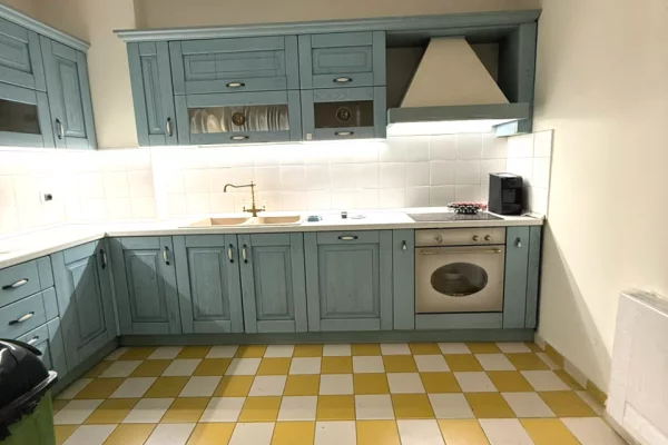 Shitet apartament 2+1+2+Kuzhine e vecuar+Verande per banim apo zyre tek ish Blloku 