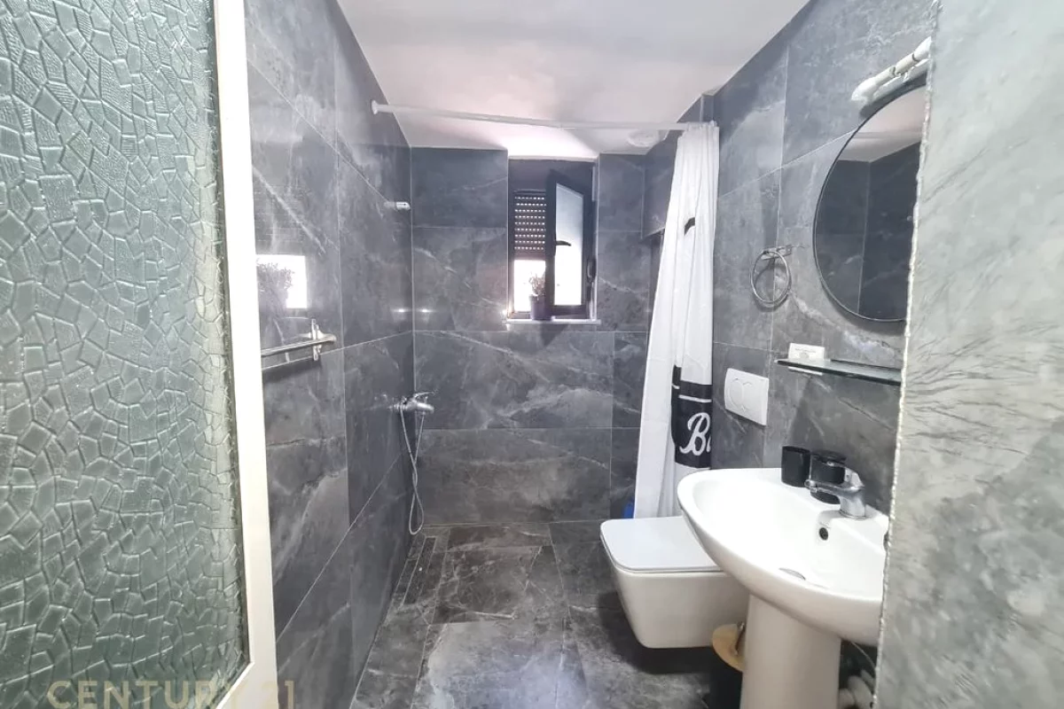 Shtepi ne shitje Apartament ne Tirane, 2+1, Mobilimi E mobiluar, Pagesa 147,000  Euro.