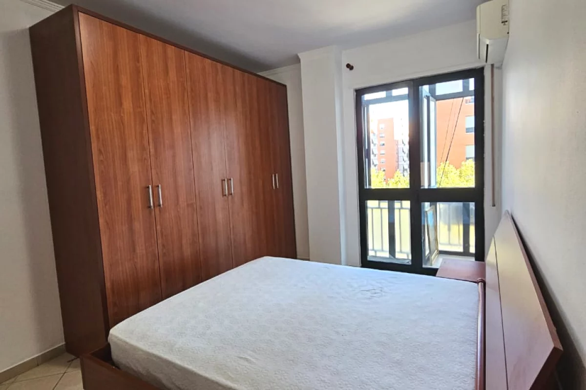 Shtepi ne shitje Apartament ne Tirane, 1+1, Mobilimi Pjeserisht e mobiluar, Pagesa 192,000  Euro.