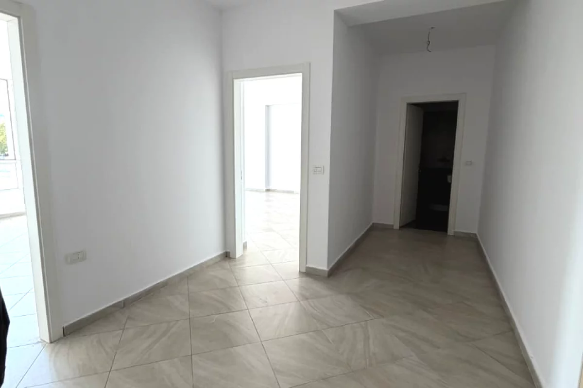 Shtepi ne shitje Apartament ne Tirane, 1+1, Mobilimi Bosh, pa mobiluar, Pagesa 185,000  Euro.