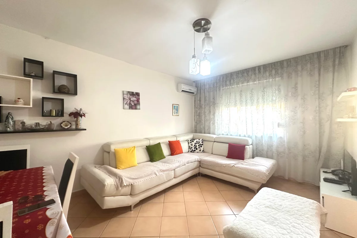Shtepi ne shitje Apartament ne Tirane, 1+1, Mobilimi E mobiluar, Pagesa 130,000  Euro.