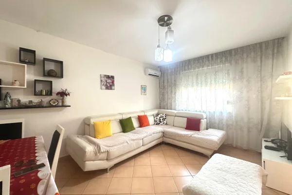 Shitet apartament 1+1 tek Ish Parku i Autobusave , Rruga e Kavajes , 21 Dhjetori .