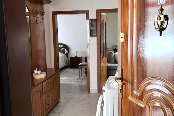 Jepet apartament 3+1 me qira tek Shkolla e Baletit , prane Lej Laj , Rruga e Elbasanit , Ambasada Am