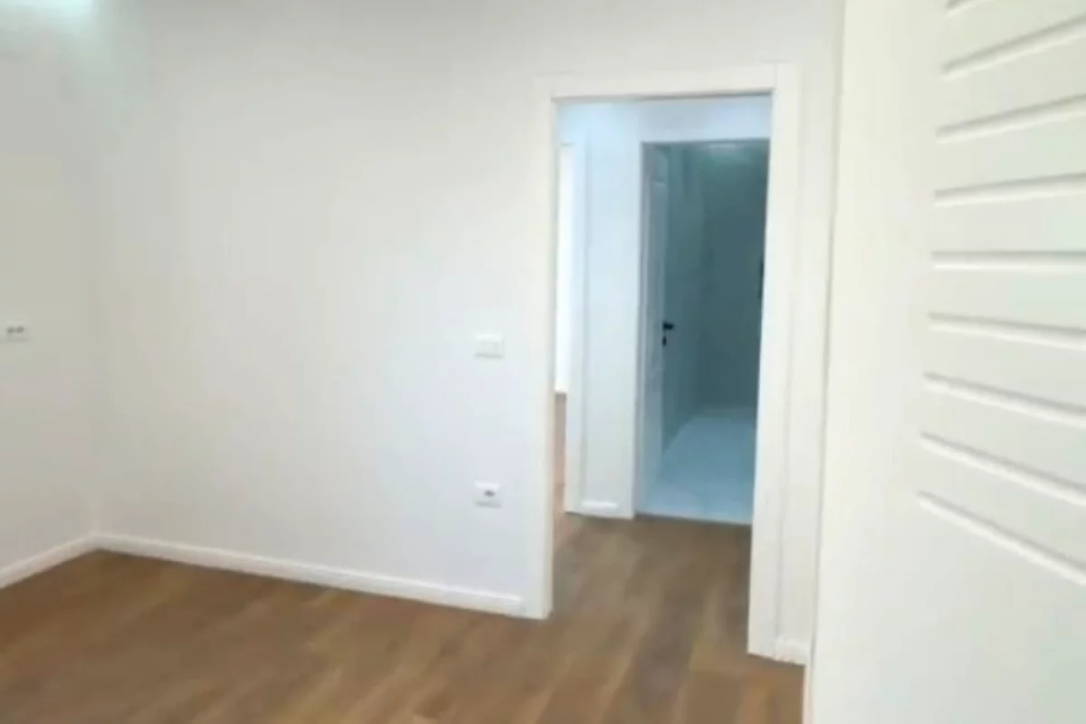Shtepi ne shitje Apartament ne Tirane, 1+1, Mobilimi Bosh, pa mobiluar, Pagesa 166,000  Euro.