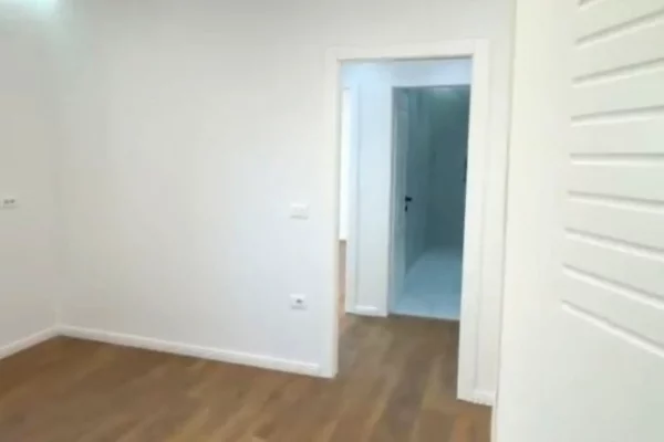 Shitet apartament 1+1 tek 21 Dhjetori , Rruga e Kavajes .