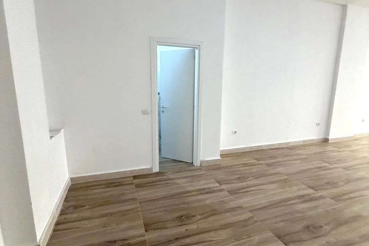 Jepen 2 ambiente sebashku me qira tek Donika Center , Rruga Mine Peza , Rruga e Durresit , Qender , 