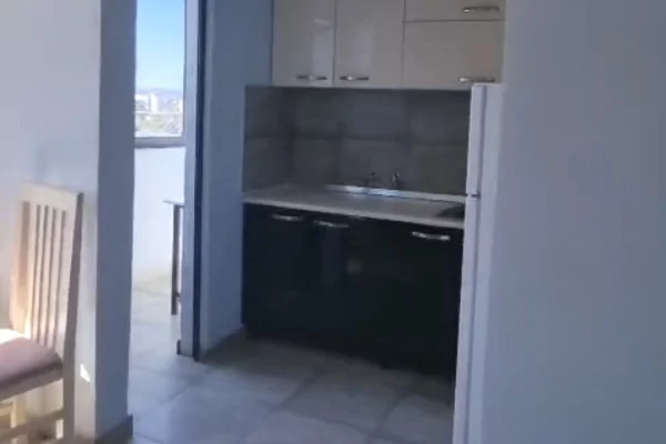 Jepet apartament 1+1 me qira ne Laprake , prane Spitalit Ushtarak , ish Dogana , Rruga Don Bosko .