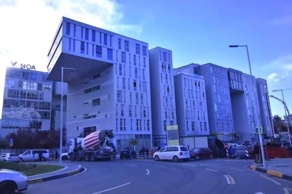 Shitet garsoniere tek Komuna e Parisit , Rruga Hasan Alla , Kristal Center , Selite , Kodra e Dielli
