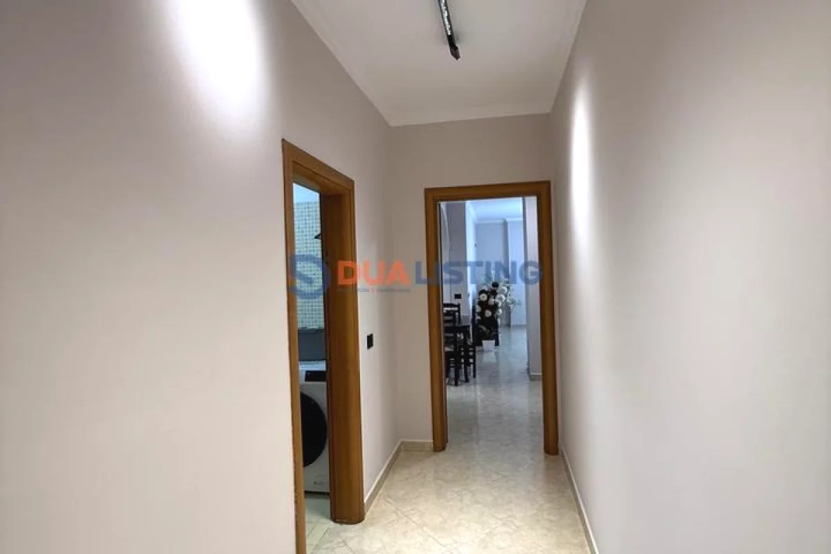 Shtepi ne shitje Apartament ne Tirane, 3+1, Mobilimi E mobiluar, Pagesa 268,000  Euro.