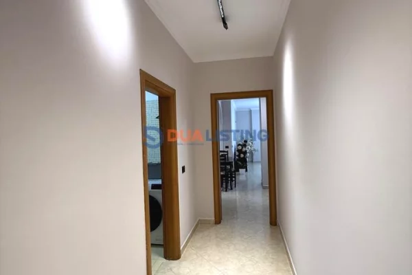 Shitet apartament 3+1+2 ne Selite , prane Kristal Center , Komuna e Parisit , Kodra e Diellit .
