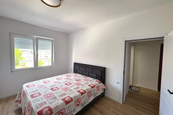 Shitet apartament 2+1 tek Shkolla e Bashkuar , Rruga e Dibres , Spitali QSUT , Allias , Kinostudio ,