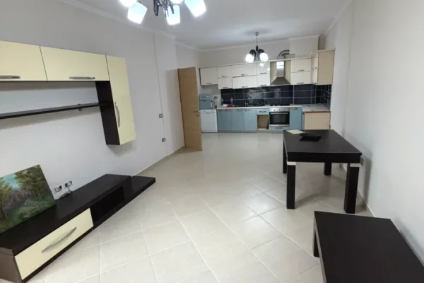 Jepet apartament 3+1+2 per zyre me qira tek Komuna e Parisit .