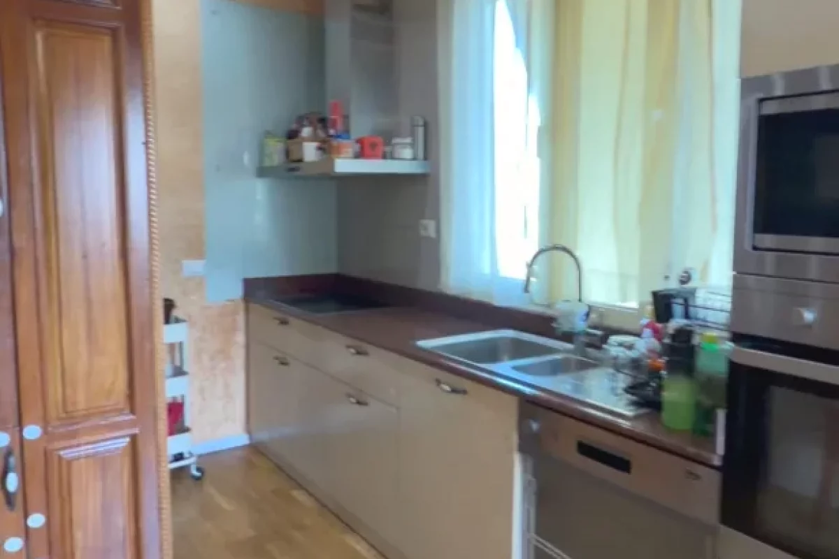 Shtepi ne shitje Apartament ne Tirane, 2+1, Mobilimi E mobiluar, Pagesa 158,500  Euro.